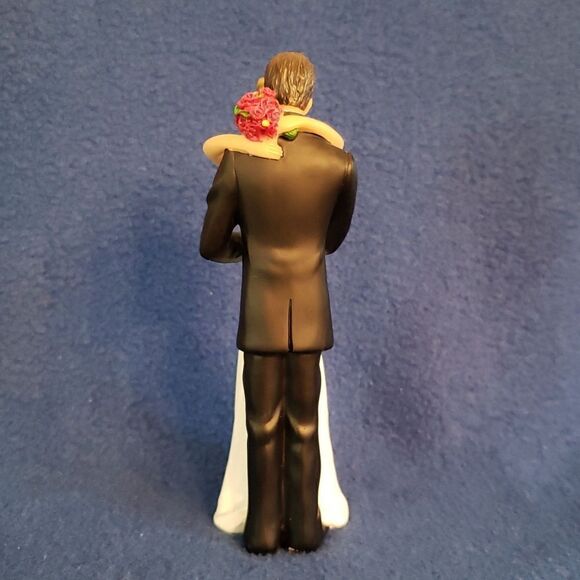 Beautiful Ceramic Bride and Groom Couple Figurine - Picture 2 of 16